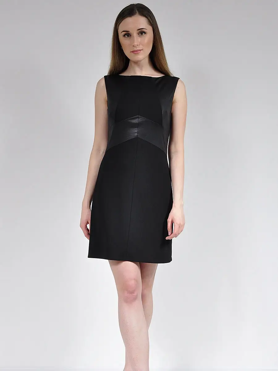 Платье с отделкой из ткани под кожу.